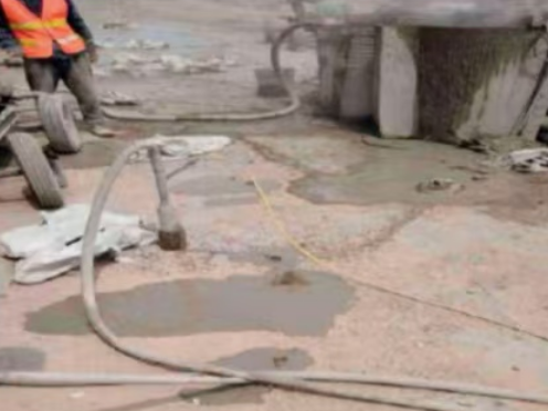 维西水泥混凝土路面板底注浆技术 路面脱空注浆整治方案