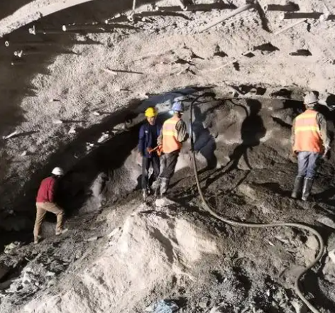 维西拱顶带模注浆料的施工流程及注意事项